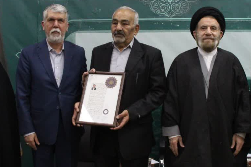 Minister of Guidance awarded first-degree artistic badge to Lorestan poet.