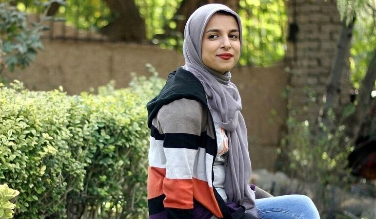 Ettela’at Newspaper Criticizes Prison Sentence for Zeynab Mousavi for Insulting Ferdowsi / Shamloo also Spoke Against Ferdowsi Because He Lacked the Knowledge