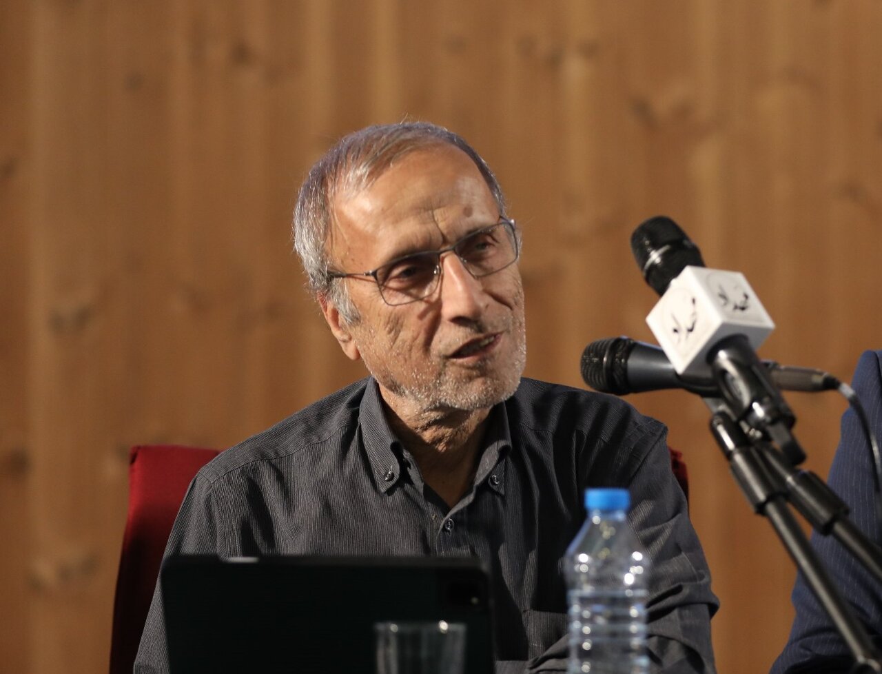 The Importance of Es’haq Jahangiri’s Memoirs Book from Hadi Khaniki’s Perspective