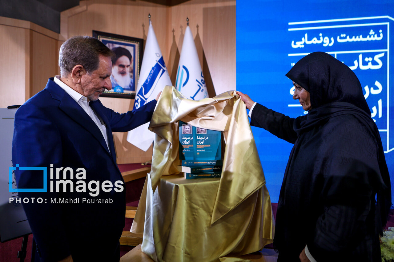 A photo of Eshaq Jahangiri and his wife in one frame/ The politician’s daughters were also present/ Jannati accompanied the Member of Parliament + Images
