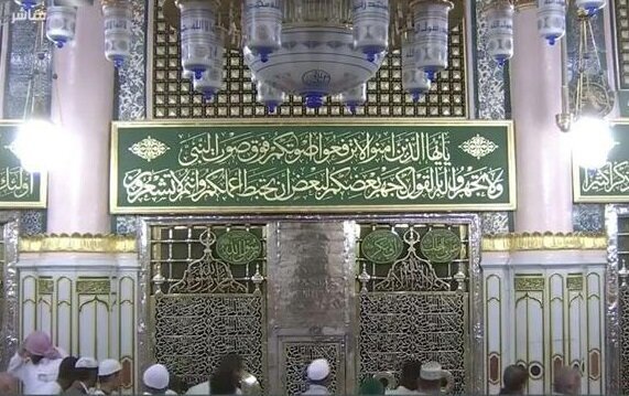Debate Reading | Is Reciting Ziyarat Aloud Near the Prophet’s (PBUH) Tomb Disrespectful?