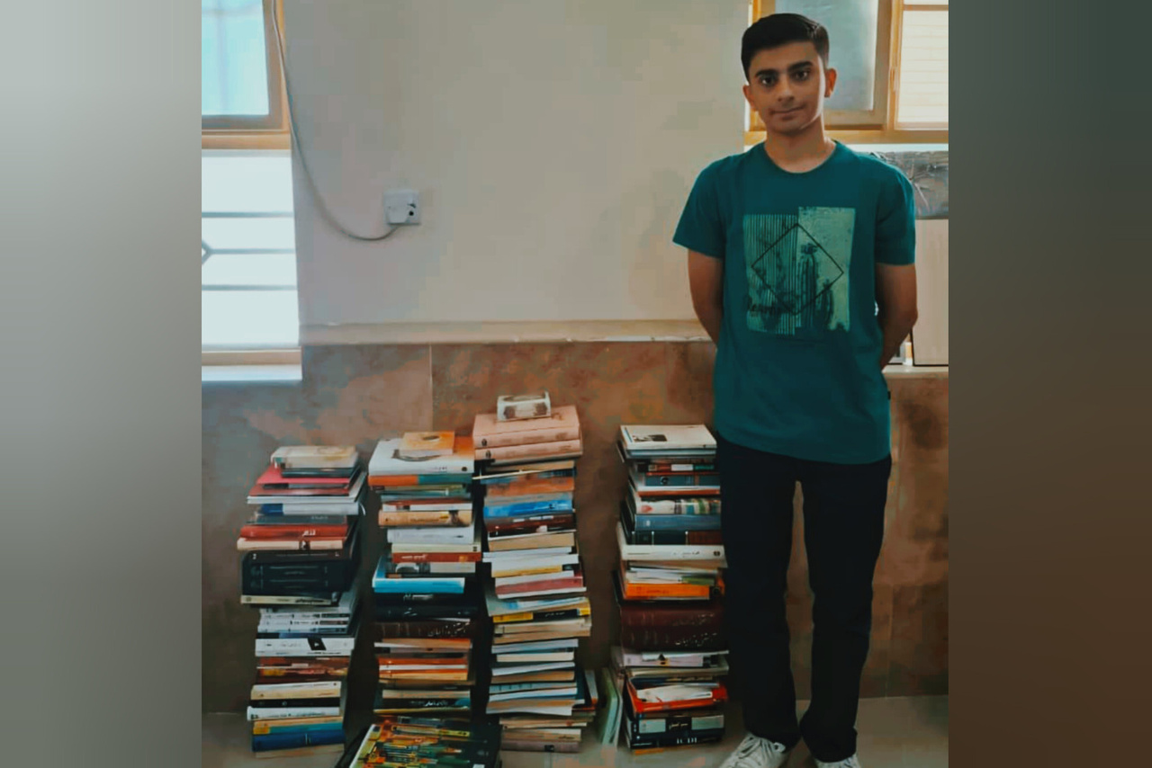 Hormozgani student donated his personal library books to a school