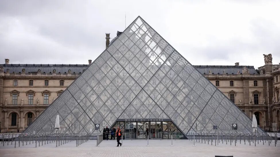 Water leak at Louvre; 400 historical books damaged
