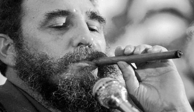 Photo/ Fidel Castro, 24 years old, next to Ernest Hemingway; Year 1328